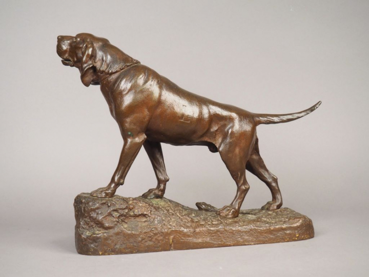 L. BUREAU. "Chien de chasse" Sculpture en bronze à patine brune. Signé