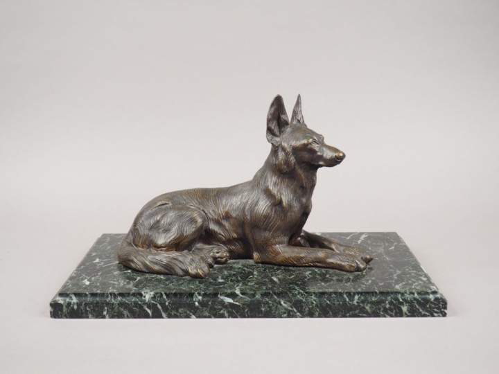 SIMARD.  "Chien couché" Sculpture en bronze à patine brune. Socle en m