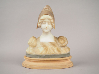 Vente aux enchères Ecole française XIXème. "Laura" Sculpture en albâtre. Titrée.  H. 29 c