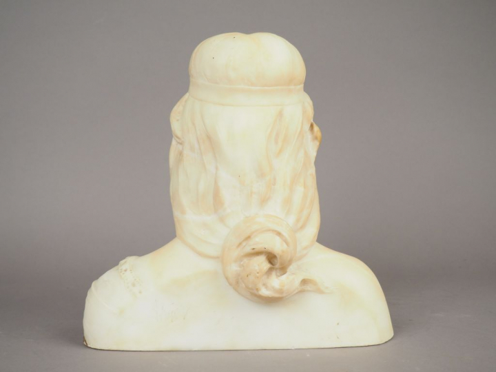 Ecole française 1900. "Portrait de jeune fille en buste". Sculpture en