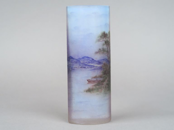 DAUM à Nancy. Vase à panse aplatie en verre, à décor émaillé d'un pays