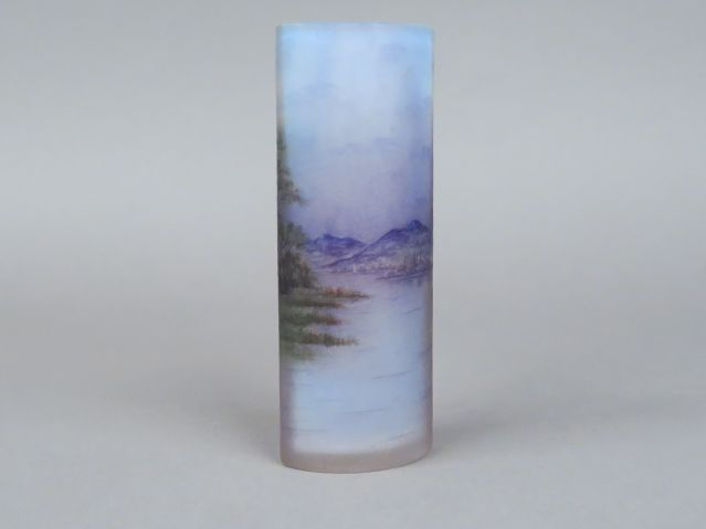 DAUM à Nancy. Vase à panse aplatie en verre, à décor émaillé d'un pays