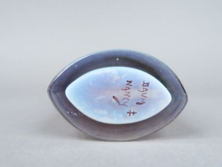 DAUM à Nancy. Vase à panse aplatie en verre, à décor émaillé d'un pays