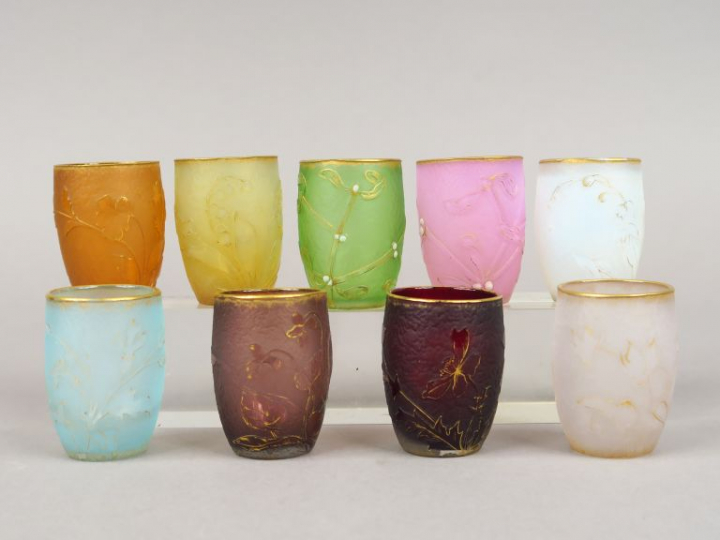 DAUM à Nancy. Suite de neuf verres en cristal, à décor émaillé doré de
