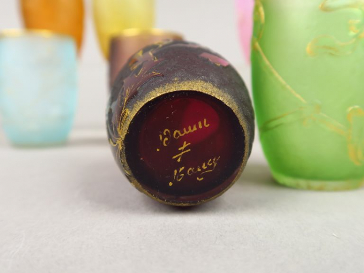 DAUM à Nancy. Suite de neuf verres en cristal, à décor émaillé doré de