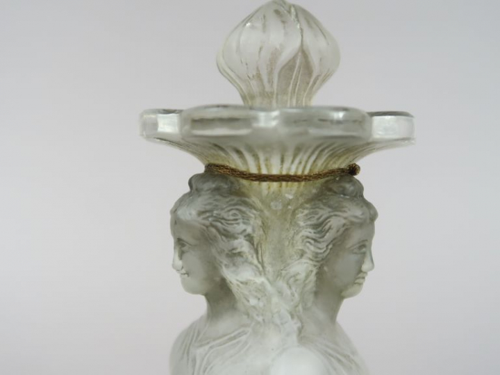 Flacon en verre "Leurs âmes d'Orsay" H. 16 cm (cassé)