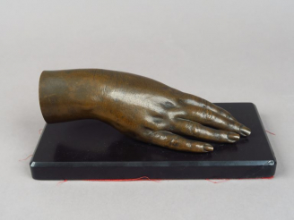 Vente aux enchères "Main de Sarah Bernhardt". Sculpture en bronze à patine brune. Fonte B