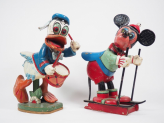 Vente aux enchères Paire de sujets en bois sculpté polychrome "Mickey" et "Donald". H. 87