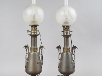 Vente aux enchères Paire de lampes à pétrole Napoléon III en bronze. Anses feuillagées.  