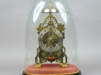 Vente aux enchères Pendule squelette de style Louis XIV en bronze sous globe. H. 40,5 cm