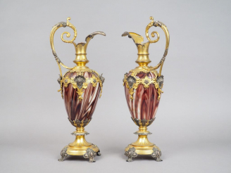 Vente aux enchères Paire d'aiguières Napoléon III en opaline, à décor marbré. Monture en 