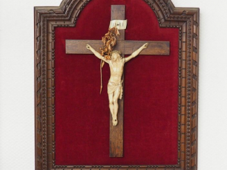 Vente aux enchères Crucifix XIXème en bois et ivoire sculpté. Dim. 60 x 47 cm