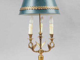 Vente aux enchères Lampe bouillotte de style Empire en bronze et tôle éclairant à trois l