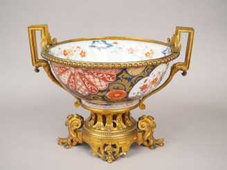Vente aux enchères Coupe montée XIXème en bronze et porcelaine d'Imari. Dim. 28,5 x 36,5 