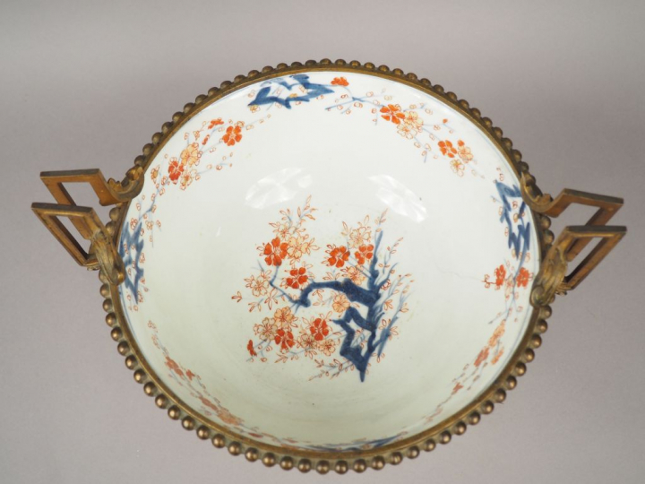 Coupe montée XIXème en bronze et porcelaine d'Imari. Dim. 28,5 x 36,5 
