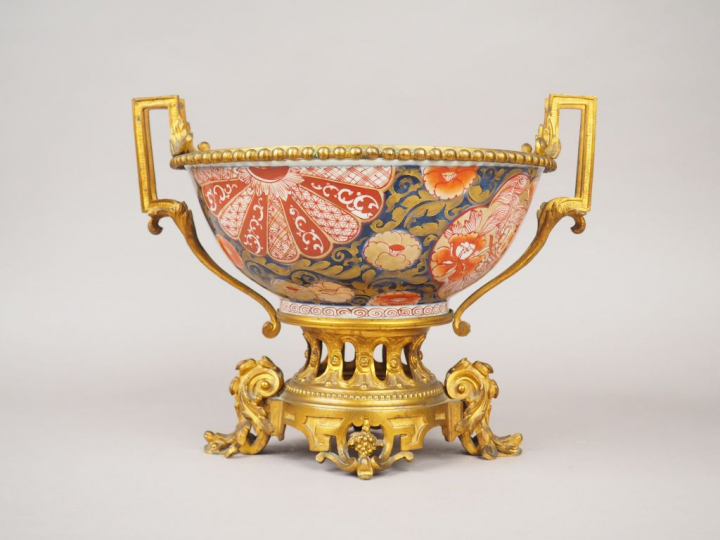 Coupe montée XIXème en bronze et porcelaine d'Imari. Dim. 28,5 x 36,5 