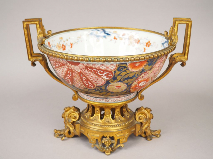 Coupe montée XIXème en bronze et porcelaine d'Imari. Dim. 28,5 x 36,5 