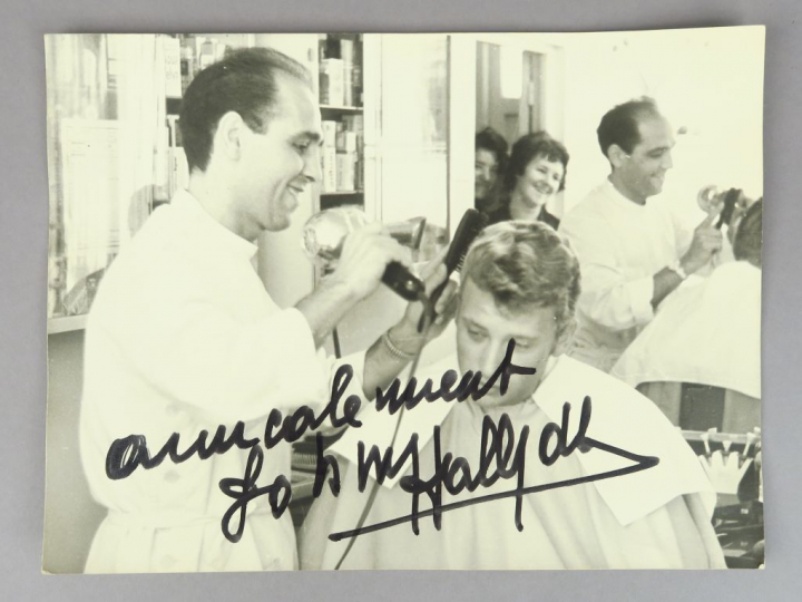 Photo en noir et blanc figurant Johnny Hallyday chez le coiffeur.  Déd