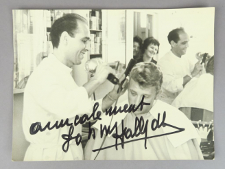 Vente aux enchères Photo en noir et blanc figurant Johnny Hallyday chez le coiffeur.  Déd