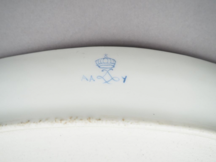 Paire de plats XIXème de style Louis XVI en porcelaine polychrome dans