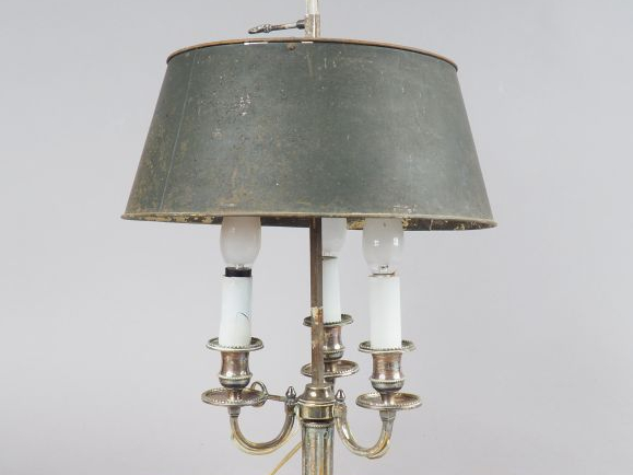 Lampe bouillotte de style Louis XVI, éclairant à trois lumières, abat 