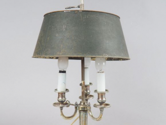 Vente aux enchères Lampe bouillotte de style Louis XVI, éclairant à trois lumières, abat 