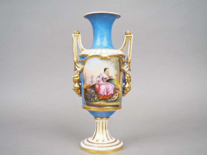 Vase à anses XIXème de style Louis XVI en porcelaine polychrome à déco