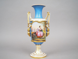 Vente aux enchères Vase à anses XIXème de style Louis XVI en porcelaine polychrome à déco
