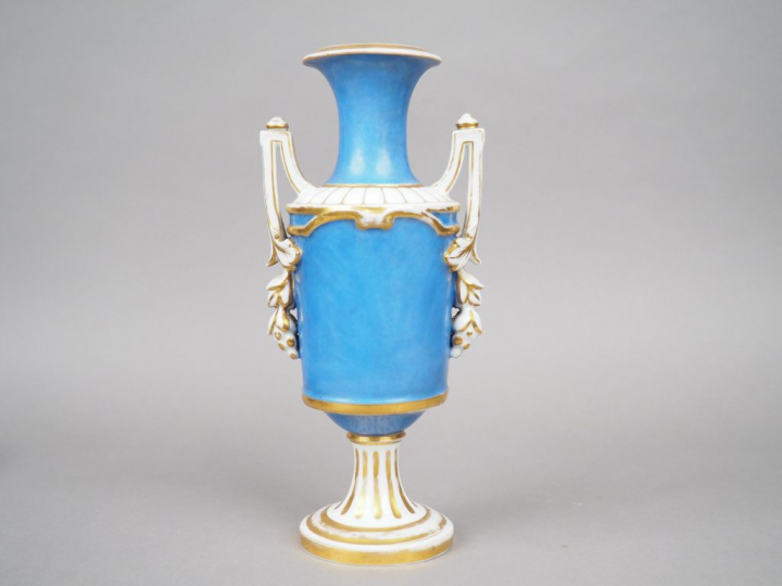Vase à anses XIXème de style Louis XVI en porcelaine polychrome à déco