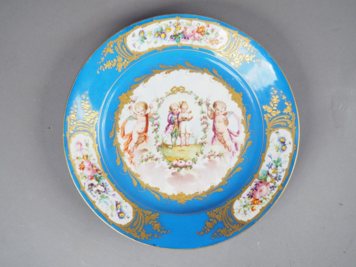 Assiette XIXème en porcelaine de Sèvres polychrome à décor de jeunes e