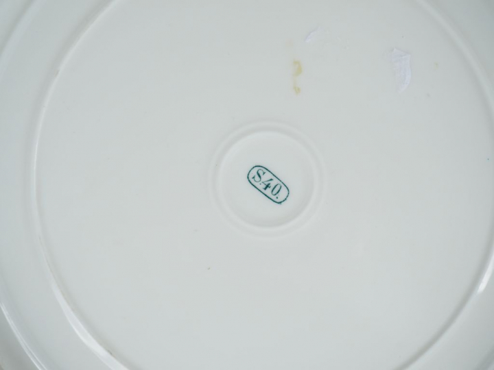 Assiette XIXème en porcelaine de Sèvres polychrome à décor de jeunes e