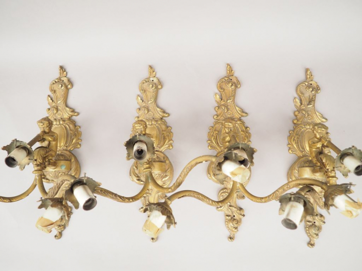 Suite de quatre appliques en bronze de style Louis XV, à décor d'amour