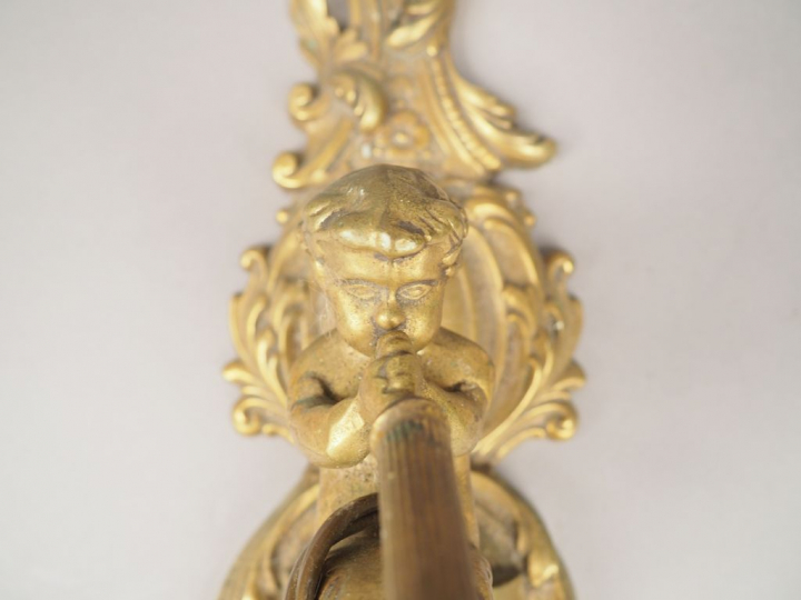 Suite de quatre appliques en bronze de style Louis XV, à décor d'amour