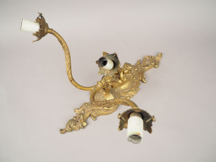 Suite de quatre appliques en bronze de style Louis XV, à décor d'amour
