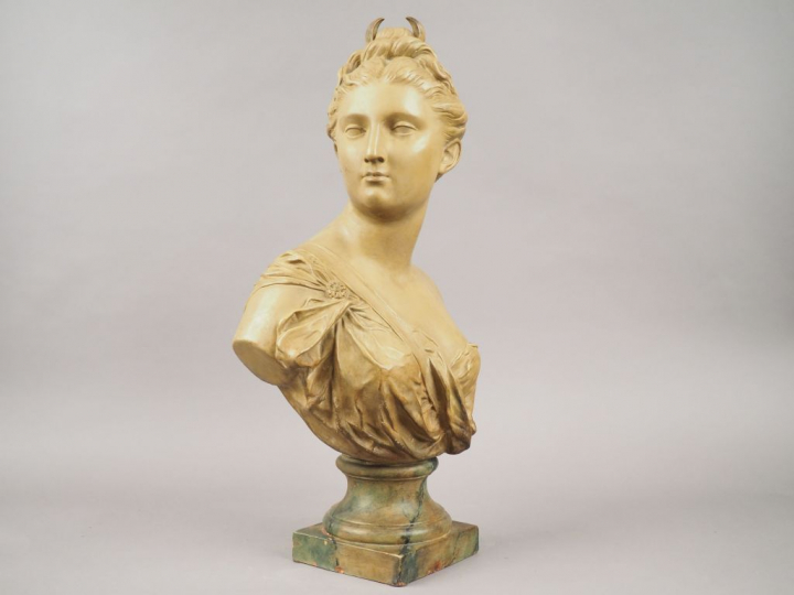 HOUDON. "Diane chasseresse" Buste en terre cuite patinée. Signée. H. 6