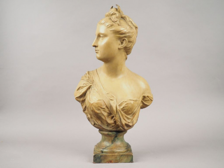 HOUDON. "Diane chasseresse" Buste en terre cuite patinée. Signée. H. 6