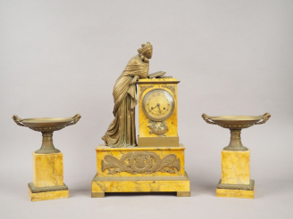 Vente aux enchères Garniture de cheminée de style Empire en marbre jaune de Sienne et bro