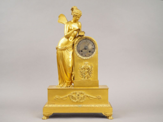 Vente aux enchères Pendule XIXème en bronze doré, à décor d'une femme ailée ouvrant un co