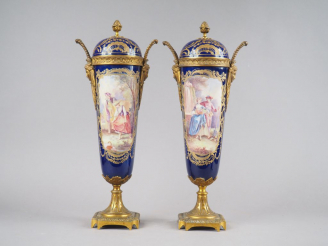 Vente aux enchères Paire de vases Napoléon III  en porcelaine et bronze sur fond bleu de 