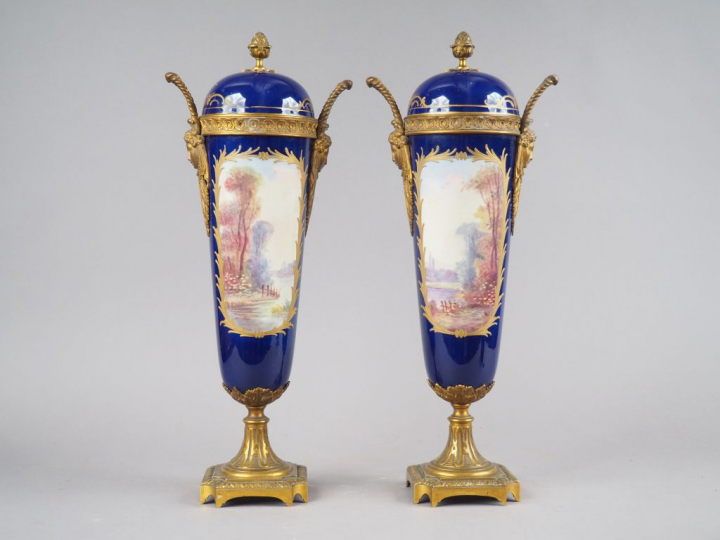 Paire de vases Napoléon III  en porcelaine et bronze sur fond bleu de 