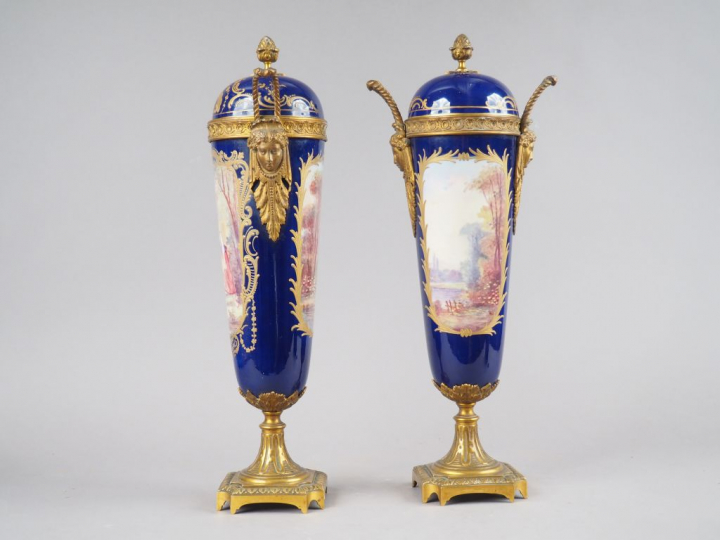Paire de vases Napoléon III  en porcelaine et bronze sur fond bleu de 
