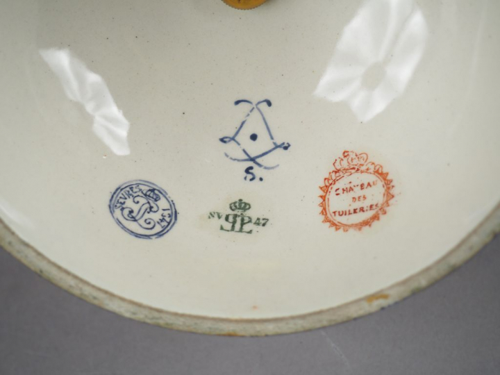 Paire de vases Napoléon III  en porcelaine et bronze sur fond bleu de 