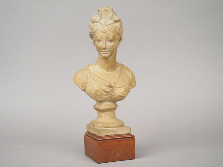 "Buste de femme au diadième". Sujet en terre patinée. Socle en bois.  