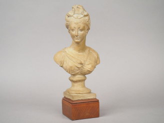 Vente aux enchères "Buste de femme au diadième". Sujet en terre patinée. Socle en bois.  