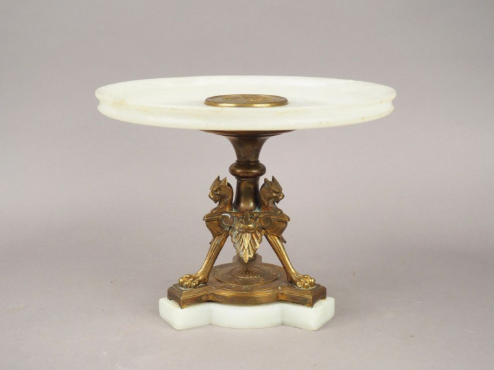 Centre de table en albâtre et bronze, à décor de chimères. Le centre d
