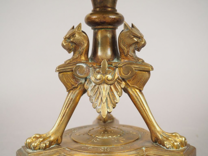 Centre de table en albâtre et bronze, à décor de chimères. Le centre d