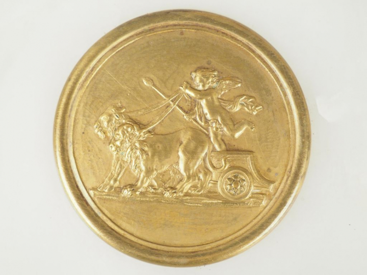 Centre de table en albâtre et bronze, à décor de chimères. Le centre d