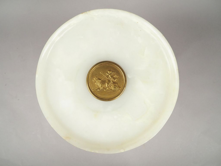 Centre de table en albâtre et bronze, à décor de chimères. Le centre d