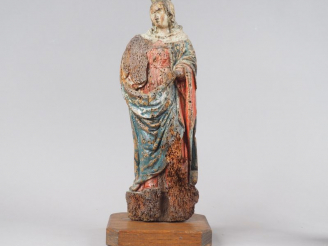 Vente aux enchères Sculpture XVIIème en bois polychrome "Sainte Vierge".  H. 42 cm (accid