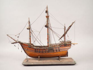 Vente aux enchères Maquette de trois mâts fin XIXème en bois.  Dim. avec socle : 53 x 66 